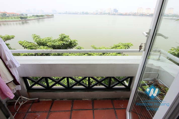 Lovely house with 6 bedrooms on the lakeside of Westlake Tay Ho